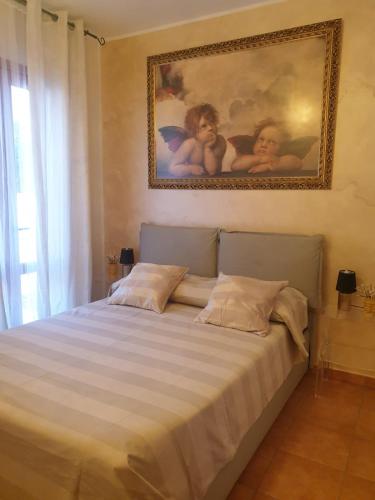 a bed in a bedroom with a painting on the wall at Makari mare in Macari