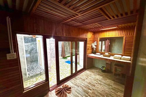 um quarto com uma casa de banho com uma grande janela em Ozone Resort & Pool Villa em Phatthalung