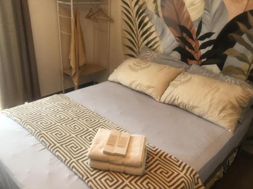 un letto con una bilancia in cima di La Reina Suite Tuscania Towers a Cagayan de Oro