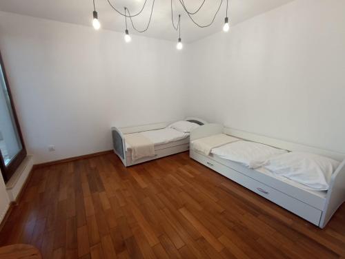 מיטה או מיטות בחדר ב-Apartament na Placu Kaszubskim