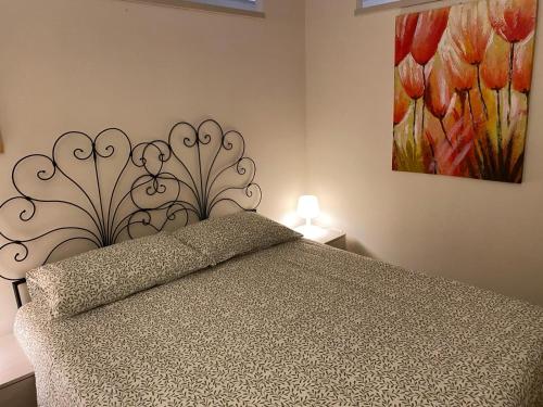 Un dormitorio con una cama y un cuadro en la pared. en DOMUS TUSCIA APARTMENTS Via Piana 1, en Viterbo