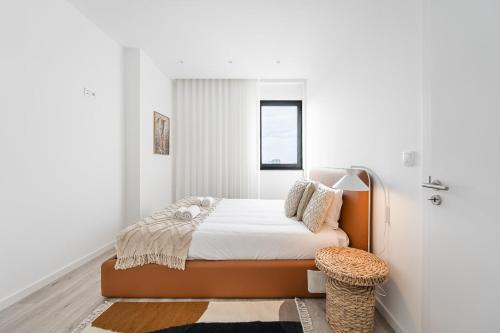 ein kleines Schlafzimmer mit einem Bett und einem Stuhl in der Unterkunft GuestReady - A lovely vacation in Matosinhos in Matosinhos