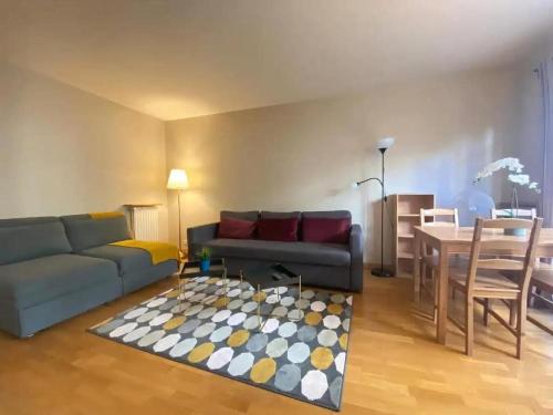 un salon avec un canapé et une table dans l'établissement S10 Disney Shopping Center, à Serris