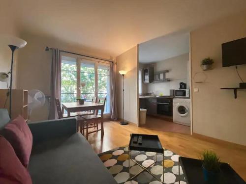 un salon avec un canapé et une table dans l'établissement S10 Disney Shopping Center, à Serris