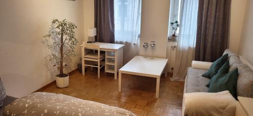 a living room with a couch and a table at Von privat, Großes Zimmer sehr zentral in Bad Homburg Stadtmitte in Bad Homburg vor der Höhe