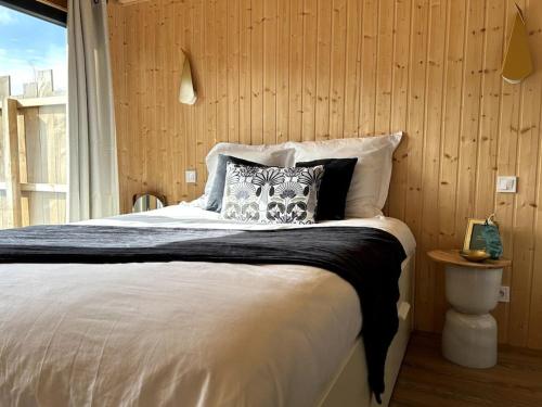A bed or beds in a room at Le Nid douillet proche de la mer. La clef des paons