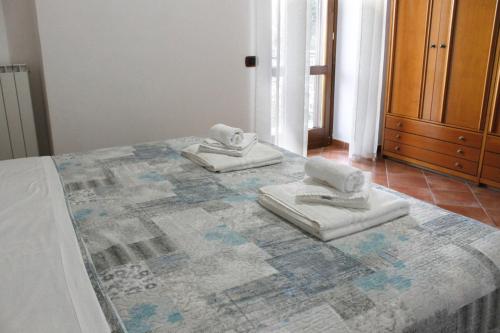a bed with two towels sitting on top of it at Casa Marilì in Pianillo