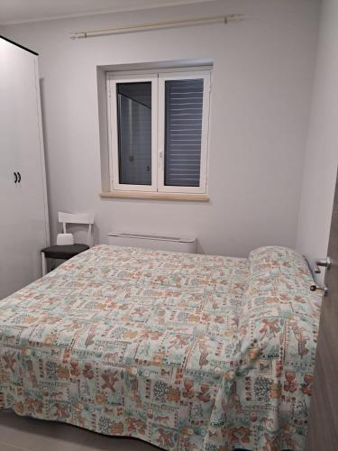 ブローロにあるCasa di Rosaのベッドルーム(キルト付きのベッド付)