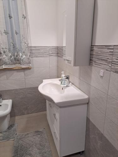 ブローロにあるCasa di Rosaの白いバスルーム(洗面台、トイレ付)