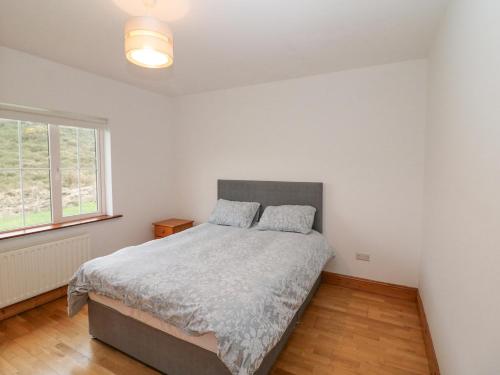 a bedroom with a bed and a window at The Skating Rock in Banane Bridge