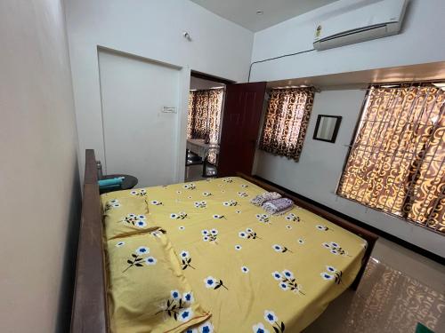 PodanūrにあるEsanyaのベッドルーム1室(黄色の掛け布団付きのベッド1台付)