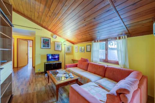 sala de estar con sofá y mesa en Cosy Loft 500m From Sea - Happy Rentals, en Alassio