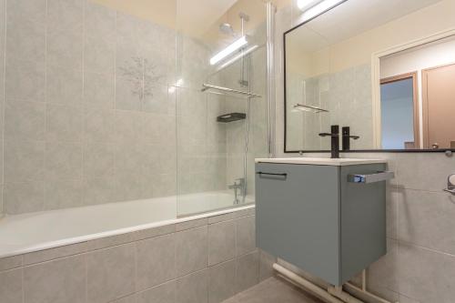 une salle de bain avec une douche, un lavabo et une baignoire dans l'établissement Charmant studio proche des plages d'Anglet, à Anglet