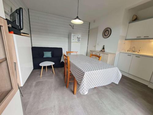 Photo de la galerie de l'établissement Ref 124 - Appartement T2 sur le port du Crouesty pour quatre personnes avec Internet, à Arzon