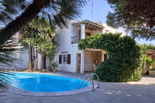 Villa con piscina frente a una casa en Spacious Villa- Private Pool/ 8BR/@Playa Den Bossa, en Sant Josep de sa Talaia