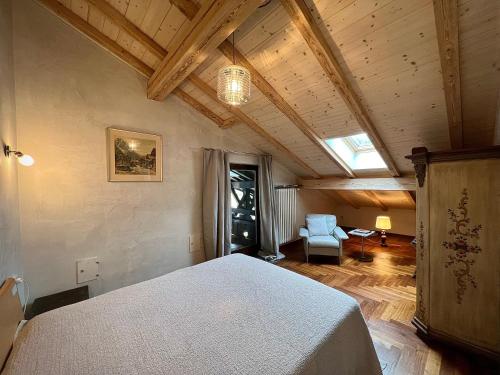 1 dormitorio con 1 cama y 1 silla en una habitación en Haus am Berg, Apartment 954 Hm, 82493 Klais, en Krün