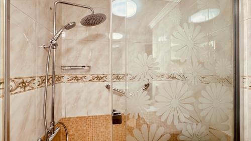 La salle de bains est pourvue d'une douche avec une porte en verre. dans l'établissement Click&Guest - Bright Sun House with Sea Views, à Agüimes