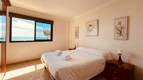 - une chambre avec un lit et une grande fenêtre dans l'établissement Click&Guest - Bright Sun House with Sea Views, à Agüimes