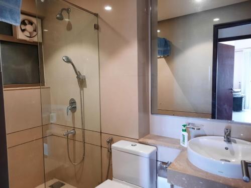 uma casa de banho com um chuveiro, um WC e um lavatório. em 3 Bedroom Apartment - Iconic Residences Colombo em Sri Jayewardenepur- Kotte