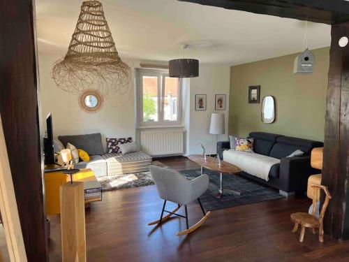 un salon avec un canapé et une table dans l'établissement * La Petite Alsacienne *, à Ammerschwihr