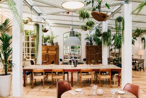 une grande salle à manger avec une grande table et des chaises dans l'établissement Hotel Pulitzer Barcelona, à Barcelone