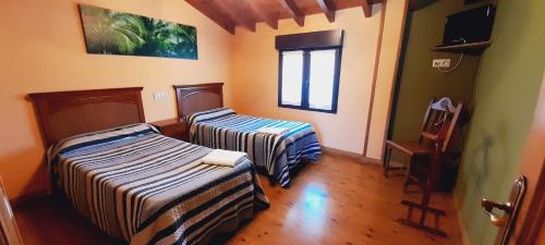 Habitación con 2 camas y ventana en Casa para 5 personas con terreno en La Franca 