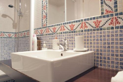 y baño con lavabo blanco y espejo. en Cozy 2 bedrooms apartment in Chamberi (A.M), en Madrid