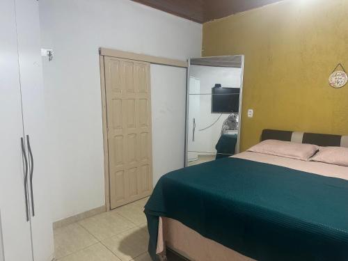 um quarto com uma cama, uma televisão e um closet em Loft privativo . em Macapá