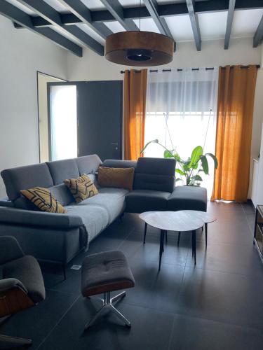 a living room with a blue couch and a table at Le 51 bis in Châteauroux