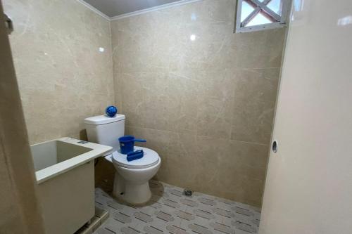 y baño con aseo y lavamanos. en OYO 93849 Kng Homestay Syariah, en Pekanbaru