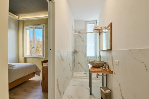 a bathroom with a shower and a sink at La Dama Country Rooms in Monteriggioni