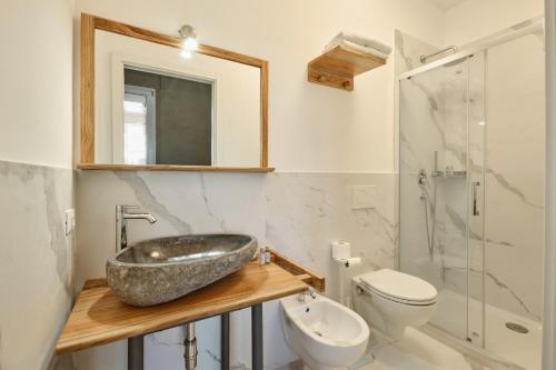 a bathroom with a sink and a toilet at La Dama Country Rooms in Monteriggioni