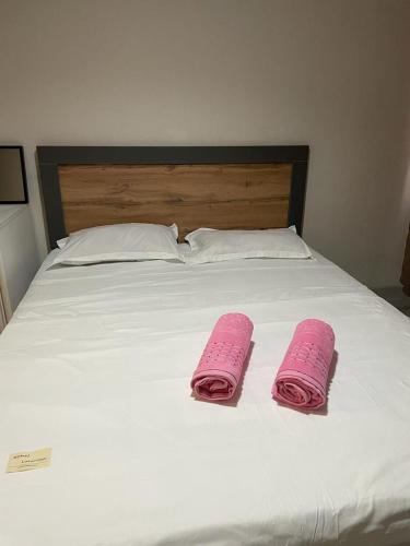 Een bed of bedden in een kamer bij ЖК АРБАТ ДВУХКОМНАТНАЯ
