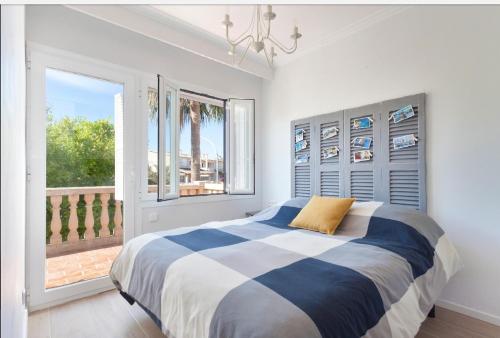 Badia GranにあるVilla Bahiasのベッドルーム1室(ベッド1台、大きな窓付)