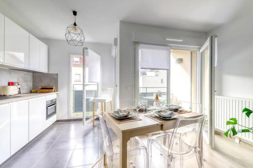 a kitchen with a table and chairs in a room at C4 Les Jardins d'Orsonville in Chessy