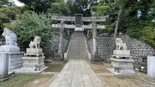 an entrance to a stone arch with stairs and statues at Toyoko Inn Tokyo Shinagawa-eki Takanawa-guchi in Tokyo