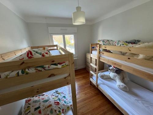 a bedroom with two bunk beds and a window at Maison St Lary 4Ch 10pers jardin in Saint-Lary-Soulan