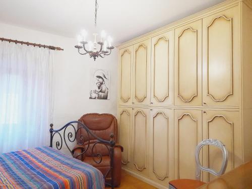 um quarto com um grande armário de madeira e uma cama em Il Nido di Torri em Sovicille
