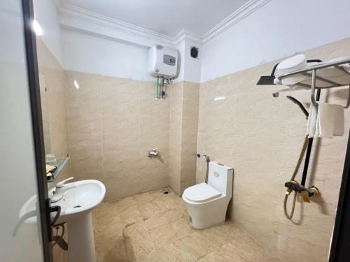 een kleine badkamer met een toilet en een wastafel bij Khách Sạn Hồng Nhung in Yen Bai