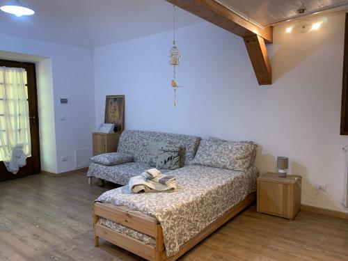 uma sala de estar com um sofá e uma mesa em CasArte: monolocale TERRA em Alpignano