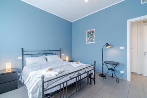 Dormitorio azul con cama y pared azul en Asti Comentina Railway Functional Flat, en Asti