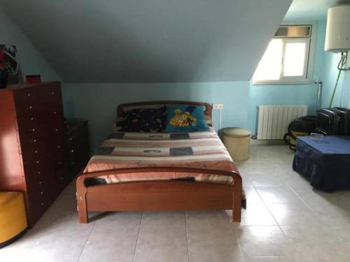 um quarto com uma cama num quarto em Villa Relax em Roda de Bará