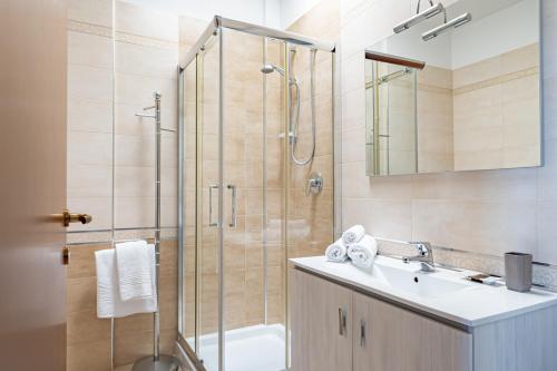 een badkamer met een douche en een wastafel bij Cintioni a mare 2E - YourPlace Abruzzo in Marina di San Vito
