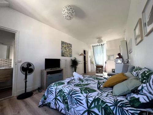 ein Schlafzimmer mit einem Bett und einem Fernseher darin in der Unterkunft V2 Studio Proche Disney Village Nature in Villiers-sur-Morin