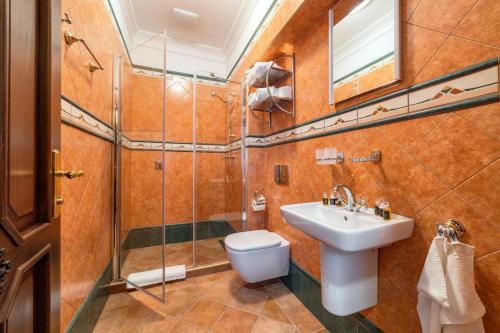 Regent Club Vila Tereza في ترينتشياسكي تيبليسي: حمام مع مرحاض ومغسلة ودش