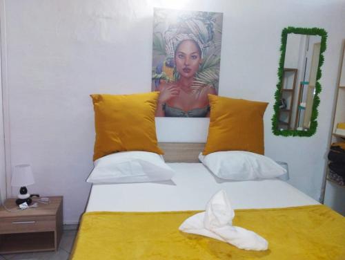 GoyaveにあるBeauty Paradies Maison individuelle avec jacuzziのベッドルーム1室(壁に絵画が描かれたベッド1台付)