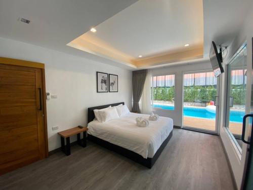 清邁的住宿－Nimman Villa 17 Chiangmai - SHA PLUS，一间卧室设有一张床和一个游泳池