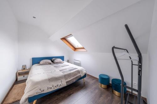 a bedroom with a bed and a ladder in it at D1 Maison de Charme proche Disney Val d'Europe in Dammartin-sur-Tigeaux