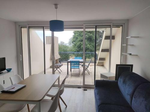 un salon avec un canapé et une table dans l'établissement Ref 151 - Appartement T1bis Terrasses de Kerjouanno vue mer, à Arzon