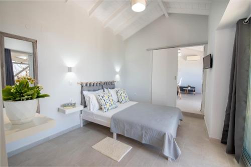 Кровать или кровати в номере Paxos Couple House by Konnect
